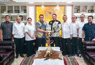 Bamsoet saat menerima 'Peta Jalan Indonesia Emas 2045. Membangun Masa Depan Indonesia, Mulai Hari Ini', di Jakarta, Selasa (31/10/23).