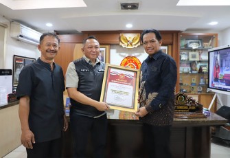 Penghargaan diterima melalui Kepala Pusat Penerangan Hukum, Jaksa Agung