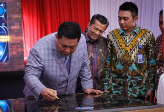Penandatanganan prasasti oleh Kepala BNN RI, Komjen Pol. Prof. Dr. Petrus Reinhard Golose, didampingi oleh Para Pejabat Madya dan Pratama BNN RI.