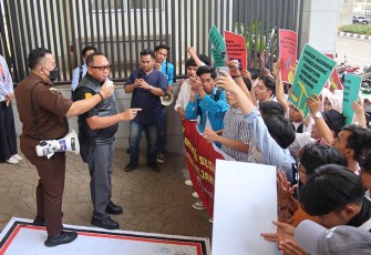 Aliansi Mahasiswa Hukum Jabodetabek saat melakukan aksi demonstrasi damai,  Selasa 07 November 2023.