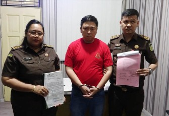 Terpidana (kenakan baju tahanan) saat diamankan