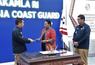 Bakamla RI saat Terima Sertifikat Tanah Hibah dari Kabupaten Supiori