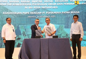 Penandatanganan Nota Kesepahaman dilakukan oleh Kepala Satgas Pelaksanaan Pembangunan Infrastruktur IKN Nusantara Danis H. Sumadilaga dengan Direktur Pemasaran Pusat dan Niaga PT Pertamina Patra Niaga Maya Kusmaya dan disaksikan oleh Sekretaris Jenderal Kementerian PUPR Mohammad Zainal Fatah di Park Hyatt, Jakarta, Kamis (16/11/2023).