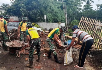 Yonkes 2/Yudha Bhakti Husada saat Bantu Masyarakat Perbaikan Jalan Akibat Longsor