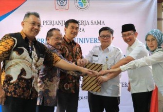 Perjanjian Kerja Sama (PKS) keduanya ditandatangani oleh Rektor PresUniv Prof. Dr. Chairy dan Plt. Direktur RSUD Kabupaten Bekasi dr. Arief Kurnia, MARS., di Jababeka Golf & Country Club,Cikarang, Kabupaten Bekasi, beberapa waktu lalu