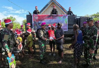 Satgas Pamtas Mobile RI–PNG Yonif 7 Marinir dan Kodim 1715/YHK Salurkan Bansos di Yahukimo Papua
