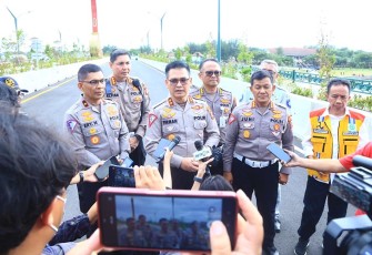 Kakorlantas Polri Irjen Firman Shantyabudi saat melakukan peninjauan jalur persiapan mudik Lebaran 2023.