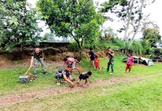 Satgas YR 142/KJ bersama warga saat Bersihkan Lingkungan Tempat Tinggal