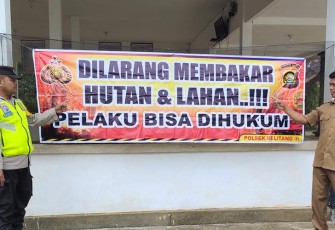 Polres Oku Timur saat Pasang Spanduk