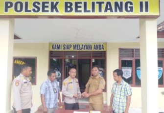 Kepalad Desa Sumber Harapan saat menyerahkan senpira ke Polsek Belitang Dua