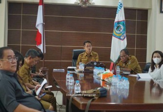 Wakil walikota Bitung saat mengikuti rapat koordinasi pengendalian inflasi daerah secara virtual