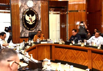 Kepala Bakamla RI Lakdsya TNI Dr. Aan Kurnia saat hadiri Forum KKPH di Wilayah Perairan dan Yurisdiksi Indonesia di kantor Kemenkopolhukam Republik Indonesia, Jakarta, Senin (6/3/2023).