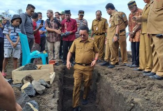 Walikota Bitung saat akan meletakkan batu pertama pembangunan Masjid Waleleng Pinokalan
