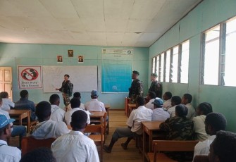 Satgas Yonif Mekanis 203/AK Hadir di SMAN 2 Makki saat Berikan Wawasan Kebangsaan