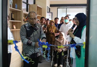 Kepala Badan Penelitian dan Pengembangan (Litbang) SDM Kementerian Kominfo RI Dr. Hary Budiarto, S.T., M.Kom., IPM., saat meresmikan gedung baru UPT BPSDMP Kominfo Surabaya, di jl. Ketajen, Kec. Gedangan, Kab. Sidoarjo, Jawa Timur, Senin sore (13/3/2023). 