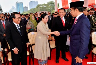 Ketua DPR RI Puan Maharani saat menjabat tangan Presiden Jokowi di Monumen Nasional (Monas) Jakarta Pusat, Kamis (5/10/2023). 