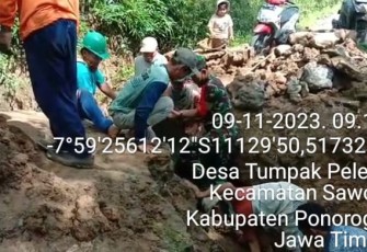 Babinsa Kodim 0802/Ponorogo Bantu Warga Pasang Gorong Gorong