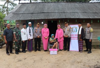Kapolres Oku Timur AKBP Dwi Agung Setyono,S.I.K.,M.H., bersama rombongan saat menyerahkan bansos kepada Sukiyem.