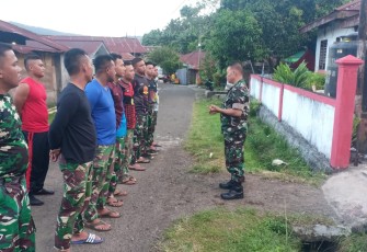 Plh PasiTer Satgas TMMD saat memimpin apel sore pasukan satgas TMMD