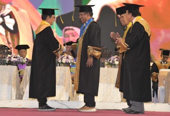 Penganugerahan gelar Profesor Kehormatan di Graha Unesa, Surabaya, Jawa Timur, Sabtu (26/9/2023). 