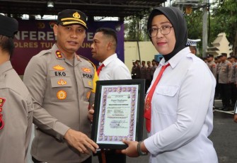 Kapolres Tulungagung AKBP Eko Hartanto, SIK, MH saat memberikan penghargaan kepada personil Polres Tulungagung