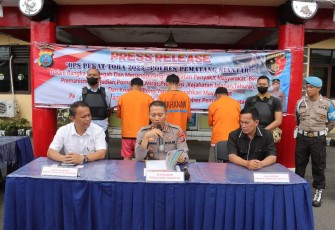 Kapolres Pematang Siantar Akbp Fernando.SH,S.I.K, saat press release Rabu (05/04/2023) siang didepan Gedung Utama Mako Polres Pematang Siantar.