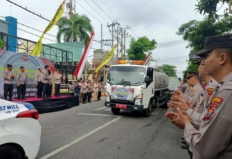 Polres Tulungagung Distribusikan100 Ribu Liter Air Bersih di Wilayah Kecamatan Tanggunggunung