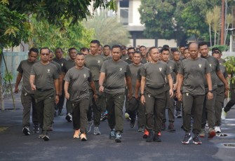 Pangdam IX/Udayana Mayjen TNI Harfendi, S.I.P., M.Sc., memimpin langsung kegiatan Olahraga Bersama yang digelar di Lapangan I Gusti Ngurah Rai,  Asrama Praja Raksaka, Kepaon, Kota Denpasar, pada Kamis 28 Desember 2023