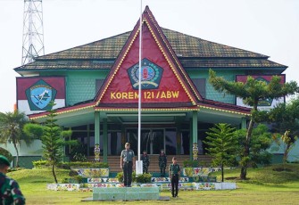 Inspektur Upacara Kasilog Kasrem 121/Abw Kolonel Arh Yoyo Karyo, S.I.P., M.Tr ( Han )