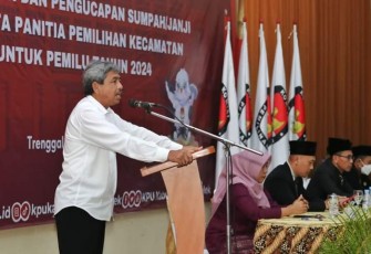 Sekretaris Daerah Kabupaten Trenggalek, Drs. Edy Soepriyanto, saat memberikan sambutan pada pelantikan PPK Kecamatan di Hotel Hayam Wuruk, Rabu (4/1/2023).