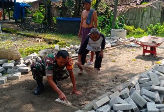 Babinsa Pilangkenceng Pasang Paving Jalan Desa