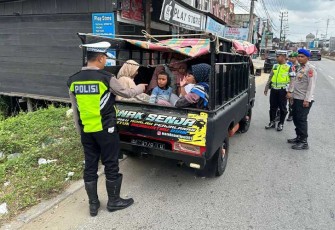 Petugas saat Tertibkan Mobil Bak Terbuka Angkut Penumpang