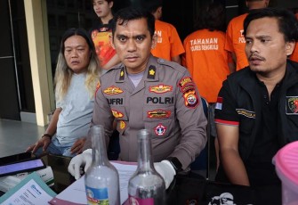 Kabag Ops Polresta Bengkulu Polda Bengkulu Kompol Jufri, S.IK, didampingi Kasat Reskrim AKP Welliwanto Malau, S.IK., MH dan Kasi Humas AKP Sugiharto saat menggelar konferensi pers kemarin Kamis (19/01).