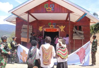 Personel Satgas Yonif 330/Tri Dharma Bantu Masyarakat Bajemba Dekorasi Gereja