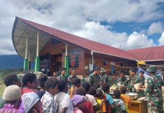 Puluhan Warga Serbu Pos Satgas Yonif 310/KK