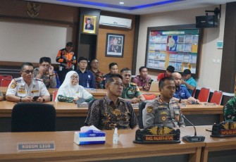 Wakil walikota Bitung Hengky Honandar bersama Kapolres saat mengikuti rapat koordinasi
