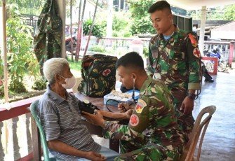 Rafles Takaininang saat melakukan pemeriksaan kesehatan di posko TMMD