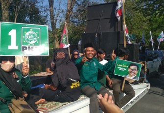 Iring-iringan rombongan Bacaleg PKB saat tiba di depan Kantor KPU Karanganyar, Sabtu (13/5/2023) sore.