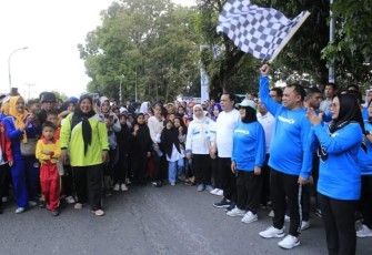 Bupati Labuhanbatu saat lepas peserta jalan santai yg digelar PWI Labuhanbatu