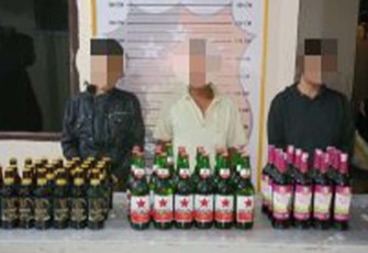 Tiga Terduga pelaku Porstitusi dan Miras diamankan Polisi ke Mako Polsek Batang Toru.