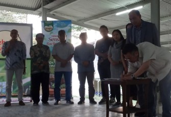 Otto Hasibuan menandatangani form deklarasi Komunitas Penikmat Teh Asli Indonesia, di Pendopo Madusuko PT Rumpun Sari Kemuning Kemuning, Ngargoyoso, Kabupaten Karanganyar, Rabu (7/12/2023).