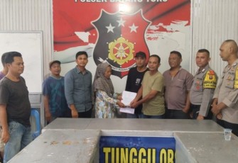 Kanit Reskrim Polsek Batang Toru, Ipda Ery J Situmorang, SH, bersama Bhabinkamtibmas, Bripka Jonkennedi Habahean, sukses damaikan kembali kasus pencurian, Jumat (10/11/2023).