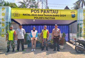 Babinsa Koramil 0801/12 Pringkuku Bantu Pengamanan di Pantai Watukarung