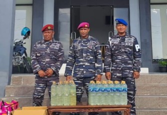 Lanal Kaimana Gagalkan Penyelundupan Miras dari Kapal Penumpang