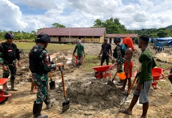  Satgas Yonif 310/KK Bantu Pembangunan Sekolah