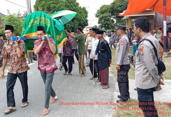 Polsek Kaur Selatan saat Bantu Prosesi Pemakaman Warga Binaan