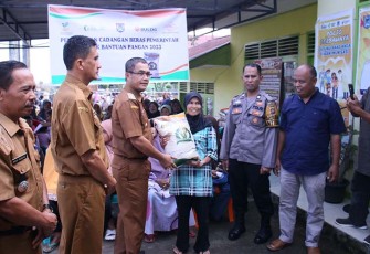  Pj. Wali Kota Payakumbuh, Rida Ananda, menyerahkan cadangan beras pemerintah untuk bantuan pangan 2023.