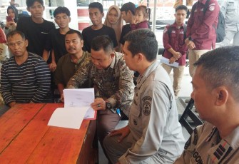 Bakamla RI saat Jemput Delapan Nelayan Indonesia yang Hanyut ke Perairan Malaysia 