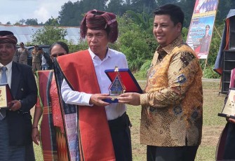 JAM-Pidum Dr. Fadil Zumhana seusai meresmikan sekaligus memberikan sambutan pada acara peresmian prasasti situs budaya Toguan Nagodang di Desa Saloan Tonga-Tonga, Kabupaten Samosir. 