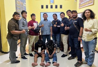 Dua jambret (duduk diborgol) saat diamankan Sat Reskrim Polres Kaur Polda Bengkulu